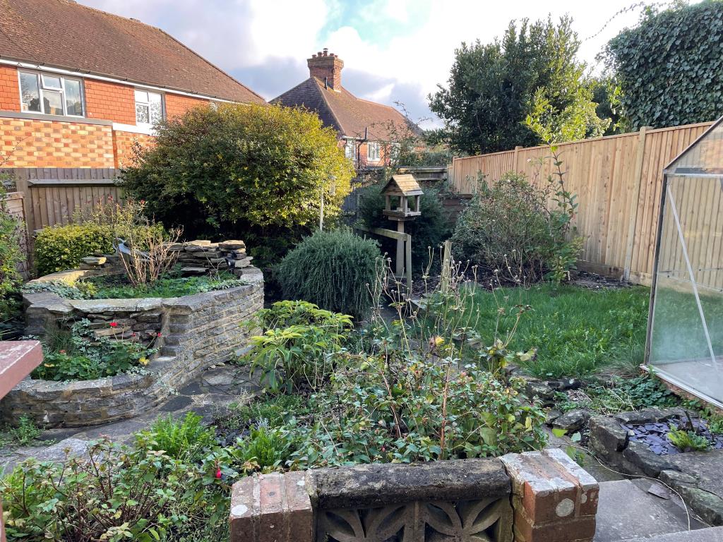Lot: 77 - HOUSE WITH DRIVEWAY AND GARDENS IN NEED OF UPDATING -